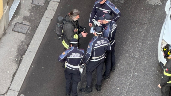 Fiamme in una casa di rider in Borgo San Frediano a Firenze, i vicini riprendono l'incendio: «Troppi tutti insieme in una casa»