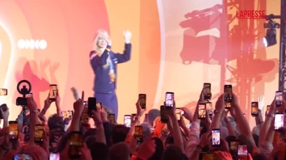 Jutta Leerdam festeggia la sua medaglia d'oro nei 1000m di pattinaggio velocità con i fan