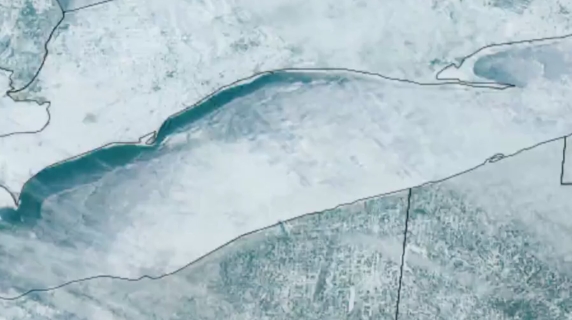 Una gigantesca crepa squarcia il lago Erie ghiacciato: le immagini viste dall’alto
