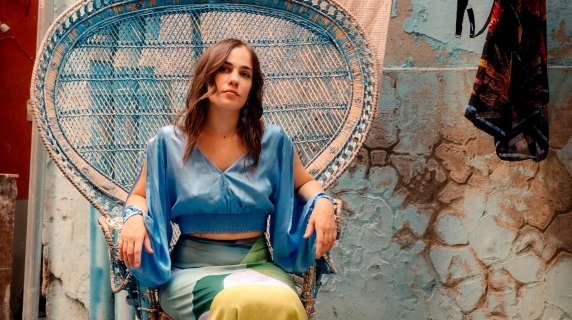 Chiaré, «Jesce sole»: il nuovo disco della cantautrice e contrabbassista fra gli eredi di Pino Daniele