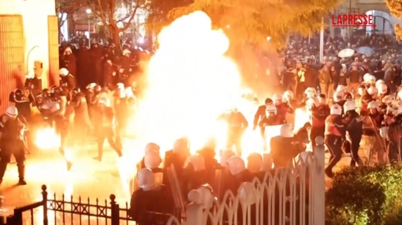 Scontri tra manifestanti e polizia a Tirana: il momento in cui le molotov esplodono tra gli agenti