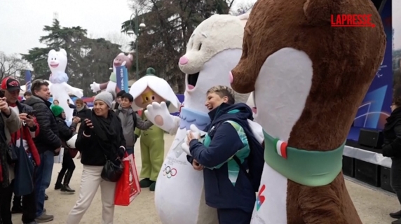 La gioia dei fan per Tina e Milo, le mascotte delle Olimpiadi Milano-Cortina