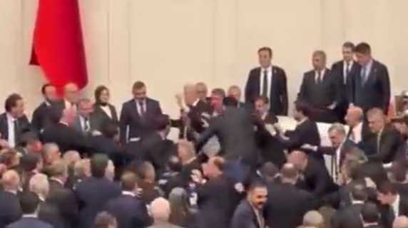 Spintoni e pugni nell'aula del parlamento turco: la protesta contro in nuovo ministro Gurlek