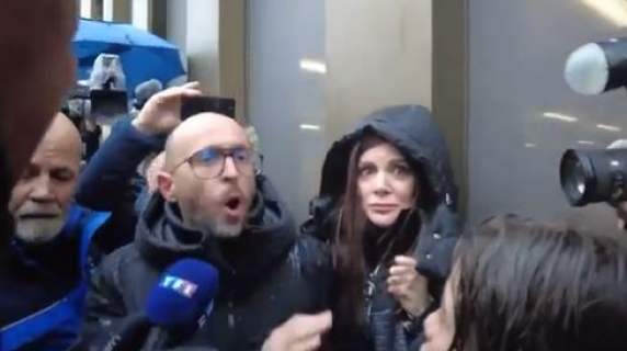 «Avete ucciso i nostri figli»: violenta contestazione ai Moretti al loro arrivo a Sion per l’interrogatorio per il rogo di Crans Montana