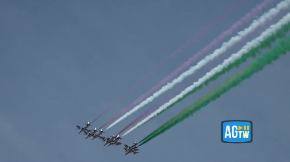 Milano Cortina, il tricolore abbraccia le Tofane dopo l'oro della Brignone: l'omaggio delle frecce tricolori davanti a Mattarella