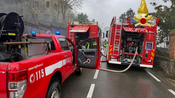 Si sentono 4 esplosioni, poi la colonna di fumo, la paura: il camion con le bombole di ossigeno in fiamme a Bibbiena