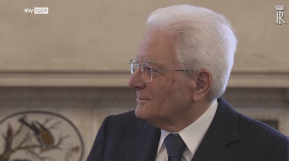 I cantanti del Festival di Sanremo intonano «Azzurro» per Mattarella, il presidente: «So le parole ma non mi associo per non turbare il coro»