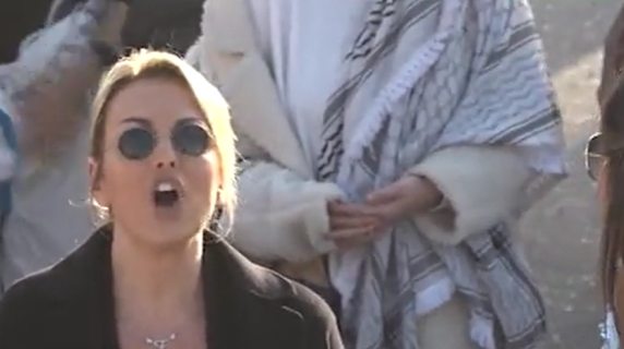 Francesca Pascale contro i manifestanti pro Pal al carnevale di Viareggio: «Lavatevi»