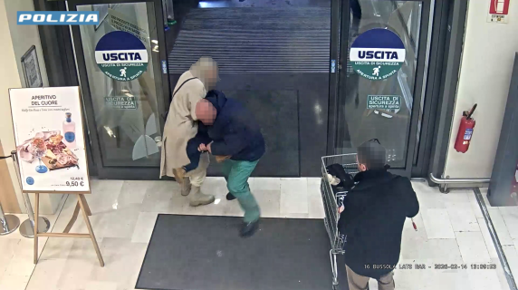 Il video del tentato rapimento a Bergamo in un supermercato: l'uomo che tenta di portare via una bambina