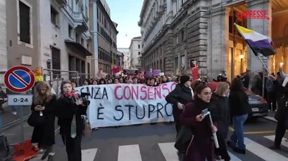 «Senza consenso è stupro», il corteo a Roma contro il disegno di legge Bongiorno