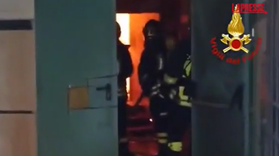 Le immagini dell'incendio al Teatro Sannazaro, l'intervento dei vigili del fuoco