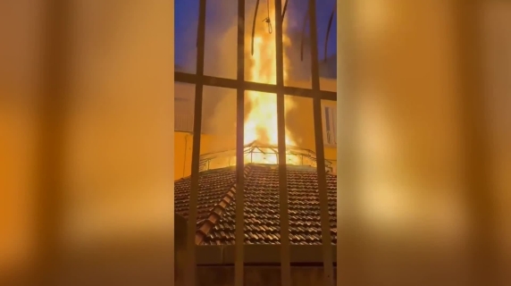 La fiamme avvolgono la cupola del teatro Sannazaro di Napoli: il video