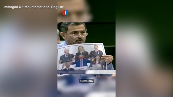 Iran, deputato Teheran strappa una foto dei leader europei: c'è anche Mattarella