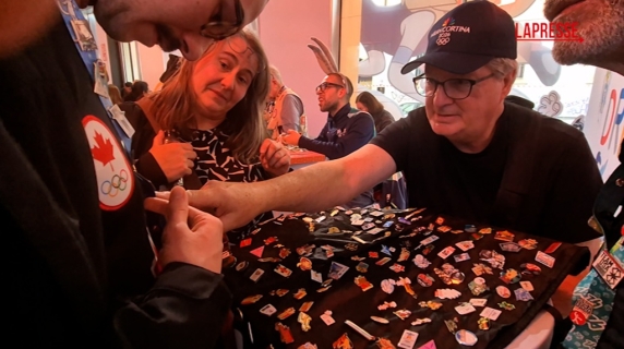 È corsa all'ultima pin al temporary store di Milano-Cortina 2026