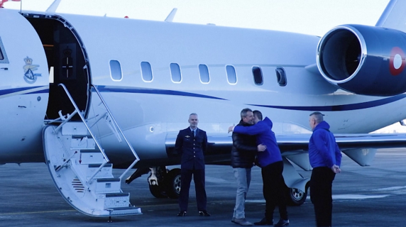 L'abbraccio tra il premier groenlandese e il Re di Danimarca in visita a Nuuk