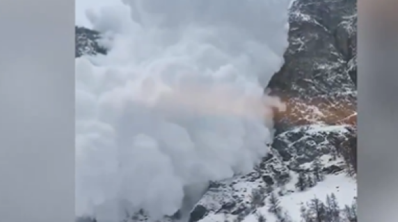 Zermatt: la valanga è spettacolare, l'enorme massa di neve arriva fno al treno. Paura a bordo ma nessun ferito