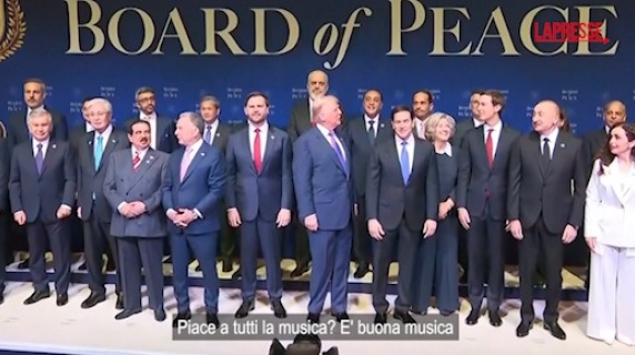 Board Of Peace, Trump entra nella sala sulle note della cover di Gloria di Tozzi