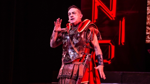 Antonio Giuliani, la prima del nuovo spettacolo: due ore in scena per celebrare 30 anni di carriera