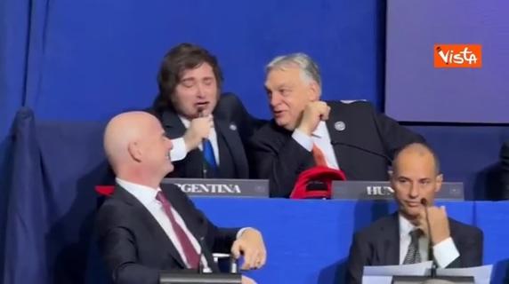 Board of Peace, Milei prende il microfono e canta con Orban 
