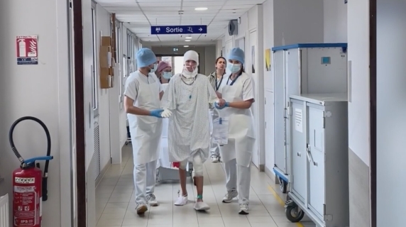 Crans-Montana, il ragazzo che filmò l’inferno fa i suoi primi passi: «Je vous aime», le parole dopo il coma