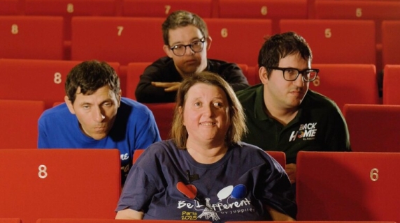 La richiesta dei ragazzi di Juppiter a Checco Zalone: «Vogliamo fare anche noi il cammino di Santiago...Ce li dai tu i soldi?»