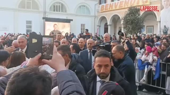 Roma, il saluto di Leone XIV alla folla di fedeli della parrocchia di Castro Pretorio