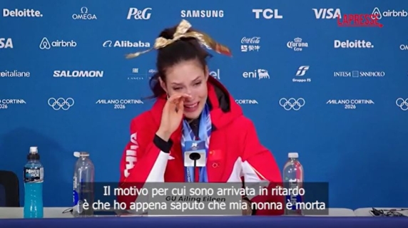 Eileen Gu in lacrime per la morte della nonna: il video dopo la vittoria della medaglia d'oro nell'halfpipe a Milano-Cortina