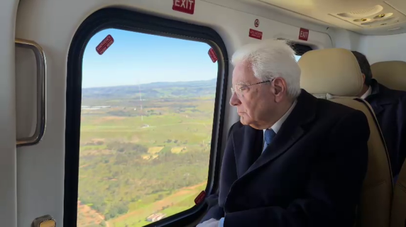 Mattarella in elicottero sorvola la frana a Niscemi: il video