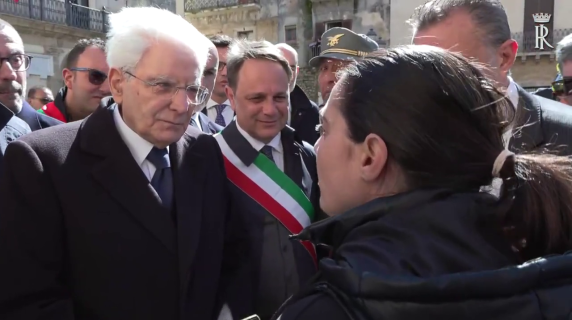 «Presidente, glielo chiedo col cuore in mano...», la mamma di Niscemi che ha perso una figlia commuove Mattarella