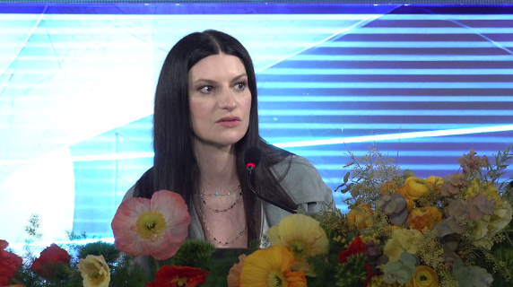 Laura Pausini replica a chi l'attacca sui social: «Su 4 mila commenti solo 400 negativi. Non si è rotto niente col pubblico italiano»