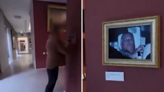 Attivisti appendono la foto dell'ex principe Andrew arrestato al museo del Louvre