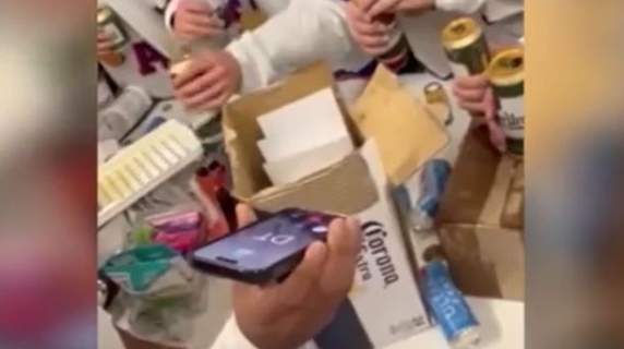 Trump all'hockey maschile: «Martedì venite al discorso sullo Stato dell'Unione». Poi la gaffe: «Dovrò dirlo anche alle donne...»