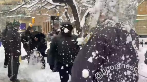 Poliziotti bersagliati da palle di neve a New York: il video da Washington Square Park. Aperta un'indagine