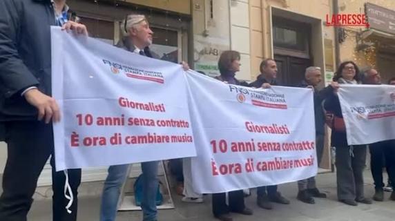 Il flash mob dei giornalisti a Sanremo: «10 anni senza contratto, è ora cambiare»
