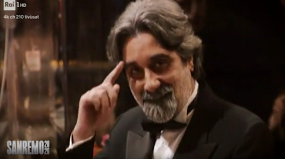 Il ricordo di Peppe Vessicchio a Sanremo, la standing ovation dell'Ariston