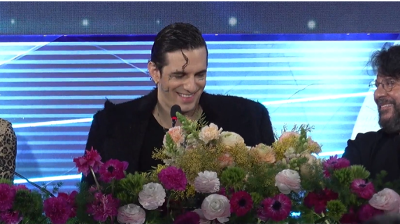 Achille Lauro e l'imbarazzo per la domanda: «Sono felicemente single». E Conti: «Io felicemente sposato»