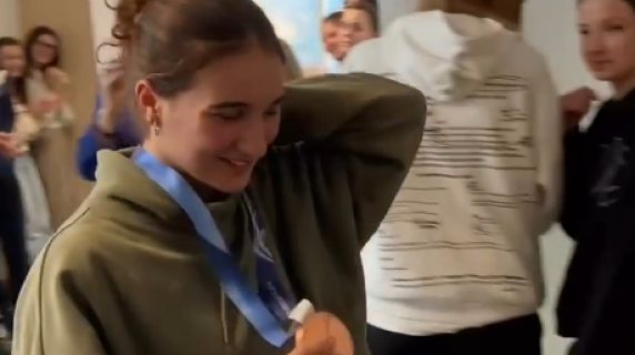 Flora Tabanelli torna a scuola: l'applauso di compagni e professori dopo il bronzo olimpico