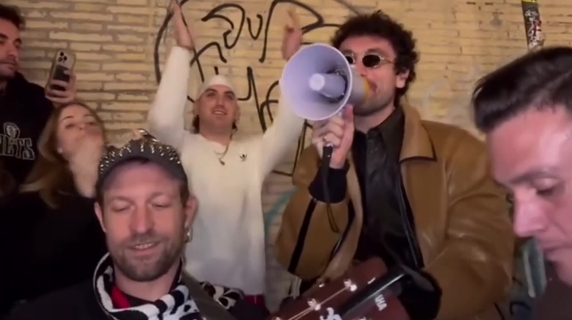 Carl Brave al bar San Calisto di Roma: il live improvvisato con il megafono, la piazza piena