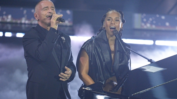 Eros Ramazzotti e Alicia Keys a Sanremo, il duetto conquista la platea. I momenti clou della terza serata