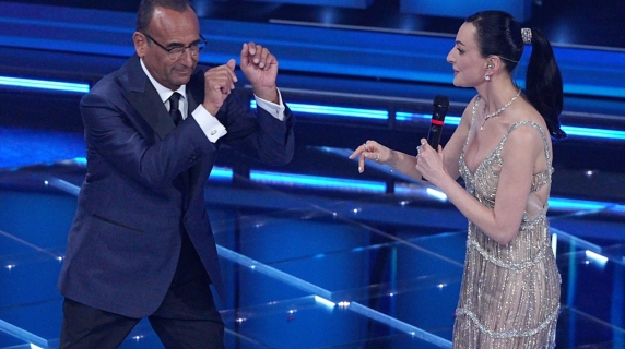 Arisa offre un tranquillante a Carlo Conti durante Sanremo: ecco perché e cosa significa