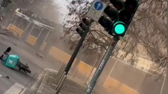 Il video del tram deragliato a Milano: il mezzo si è schiantato contro un palazzo