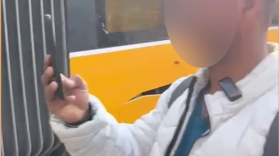 Deragliamento del tram a Milano: «È una tragedia e invece di aiutare la gente filmano con i telefonini...»