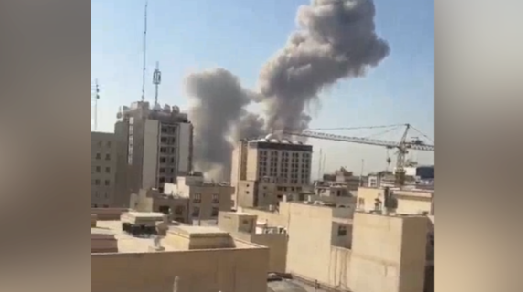 Israele attacca l'Iran, colonne di fumo nero a Teheran: le prime immagini