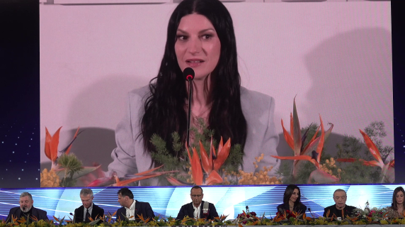 Laura Pausini si commuove in conferenza stampa a Sanremo