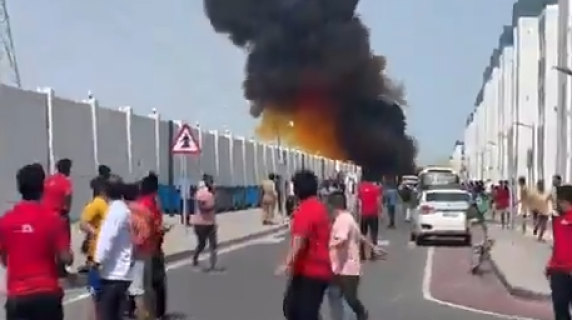 Resti di un missile iraniano cadono a pochi passi dalla folla in Qatar: le persone in fuga