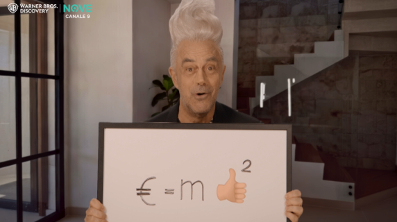 Crozza è il professor Schettini: «E, che sta per euro, uguale massa del mi piace al quadrato»