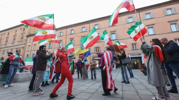 Il video della festa iraniana a Bologna per l'attacco «al regime islamico»: «Viva l'Iran, viva Israele e gli Stati Uniti»