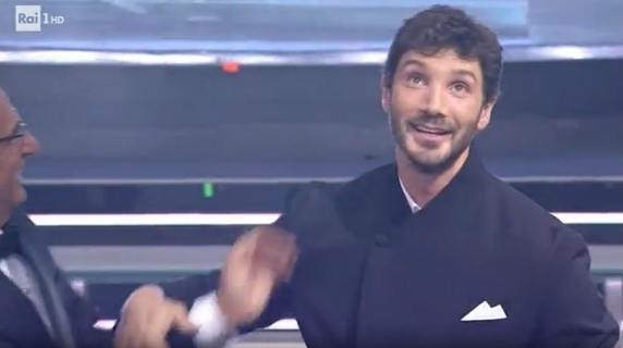 L'annuncio di Carlo Conti: «Stefano De Martino conduttore e direttore artistico di Sanremo 2027». E lui si emoziona