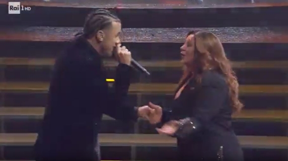 Samurai Jay balla con la mamma e si sdraia sul palco: la signora si emoziona e non trattiene le lacrime