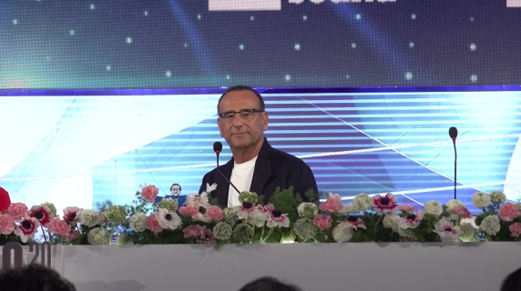 Il commiato veloce di Carlo Conti da Sanremo: «Grazie a Bruno che mi ha portato a pescare»